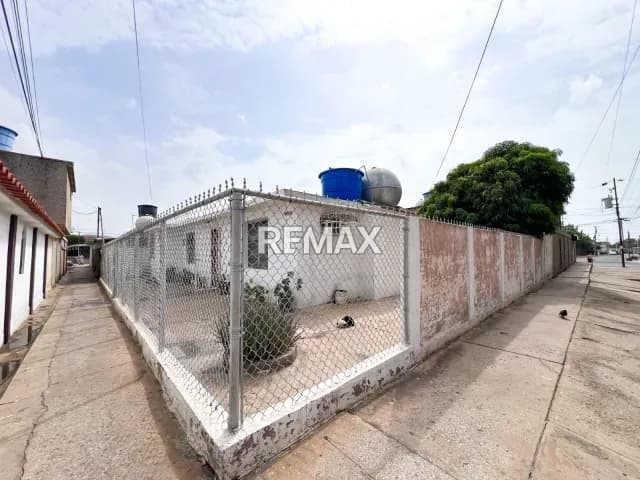 Casa en venta en vereda en la Urbanización San Francisco, Avenida 35