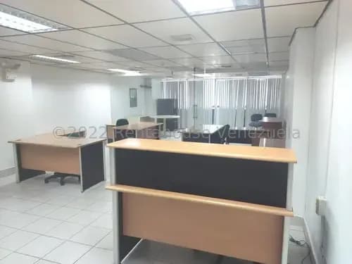En El Corazón De Valencia. Rentahouse, Tiene Para En Venta Funcional Oficina Ubicada En Torre Empresarial, Son 68 Mts, Baño Y 2 Puestos De Estacionamiento.