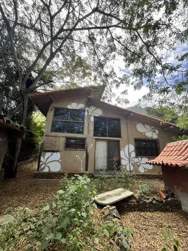Casa Colonial En Zona De Montaña, Con Una Bella Y Calidad Arquitectura De Barro Y Madera, Detalles Ecológicos. Clima De Montaña Con Vista Al Mar. Mucha Terreno Para Desarrollar Área Social.