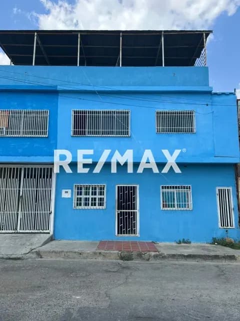 En Venta casa de Tres piso en la Zona Suroeste, Sector Bella Vista Calle 46 Barquisimeto