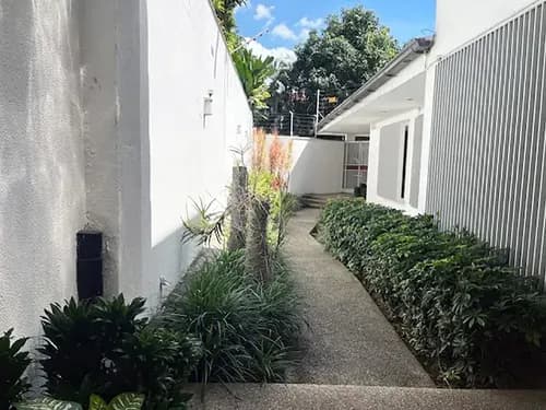 Acogedora Quinta De Especial Diseño Y Agradable Calidad Espacial Con Integración De Sus Ambientes Sociales Abiertos Hacia El Jardín Interno, Son 5 H, Est, 6 B, 3 E, Urb. Avila En La Alta Florida