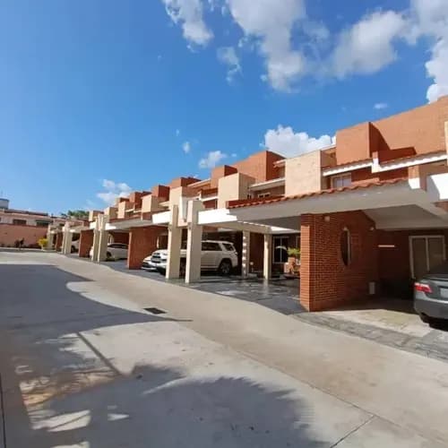 En Venta Townhouse - Valles De Camoruco 3 Niveles Remodelado Planta 100% Pozo De Agua Propio 220mt2 4 Habitaciones 1 Estudio 1 Área Star 4 Baños 2 Ptos Estacionamiento Áreas Sociales Piscina Gavip