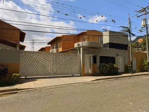 Town House Con Acabados De Lujo Ubicado En Mañongo. Atth-45