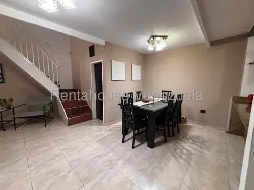 # 26-18543 Venta Casa De Dos Plantas Con Gran Potencial Comercial Al Oeste Barquisimeto,lara (gm)