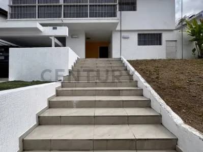 Venta de casa remodelada en Prados del Este