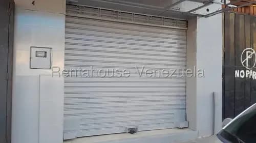 Excelente Local Comercial En Alquiler En Centro De Barquisimeto, Yoger Camargo, A Pie De Calle, Con Alto Trafico Vehicular Y Peatonal.