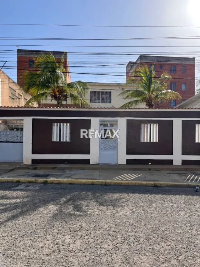 Amplia Casa Quinta cerca de la clínica Izot