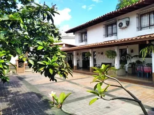 Espaciosa Casa Con Terraza Mas Anexo En Calle Cerrada En Venta Colinas De Santa Monica I 23-14585