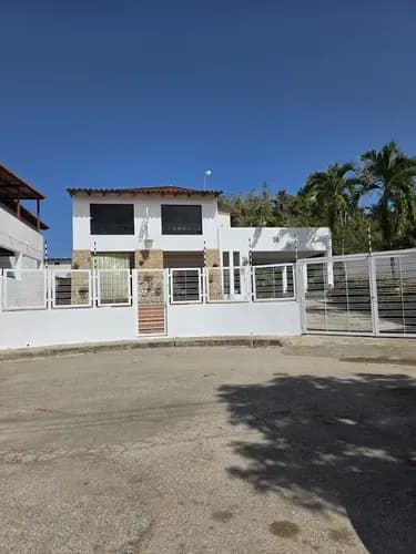Casa Estupenda 4 Habitaciones (1 En El Nivel Planta Y 3 En Primer Nivel) 4 Baños, 2 Puestos Estacionamiento. Calle Semiprivada, Óptimos Servicios, Propietarios En La Isla, Documentación Al Día.