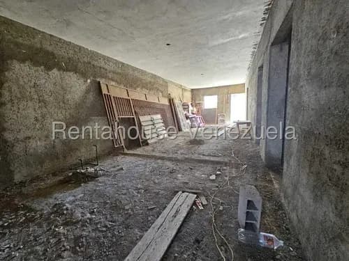 Amplia Casa Con Terreno En Venta Cerca A La Av. Independencia # 26-11068