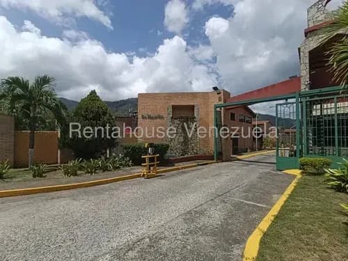 Townhouse En Venta En Villa Del Este Guatire 26-18329 Fn