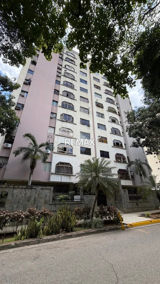 Se Vende Apartamento Conservado Urb Trigaleña Frente a la Zona Verde Edificio de Data Res Punta del Este P