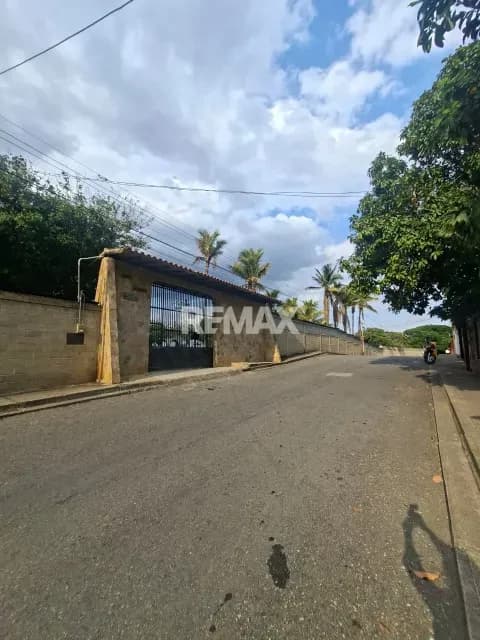 EN VENTA EN AGUA VIVA TERRENO PROPIO CON GALPÓN