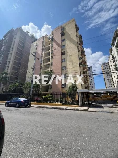 Se Alquila Apartamento sin Amoblar en Residencias El Centro Edificio La Cascada.