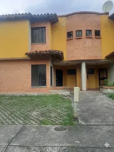 Town House Para Remodelar. Oportunidad Para Invertir. San Diego. Cerca Av. Don Julio Centeno