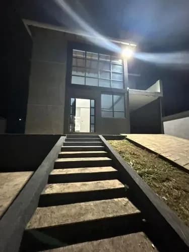 Casa En La Castellana Urb Gardines De Las Castellanas 800mtrs2 6 Habitaciones 6 Baños Sala Cocina Patio Amplio Estacionamiento
