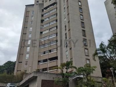 Bello apartamento en venta en Los Naranjos, Caracas