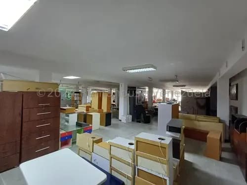 Maritza Lucena Vende Excelente Local Comercial En Centro De Barquisimeto, Cód. 25-7655, Ideal Para Tu Negocio, Amplia Mezzanina Perfecta Para Oficinas.