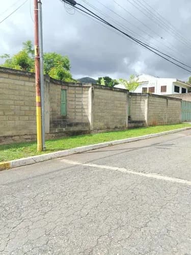 Terreno De 950 M2 En Venta En Colinas De Guataparo, Valencia.