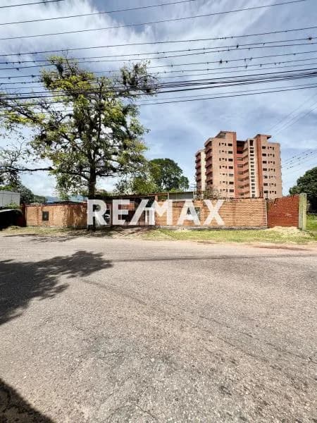 Venta de Casa y Terreno en una de las mejores zonas de San Cristóbal Ubicada en la Avenida La Guayana, sector Los Kioscos, justo al lado de Palma Dorada.