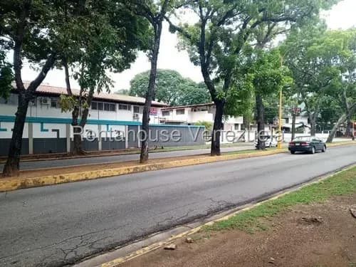 Casa Con Potencial Comercial Adaptable Para Centro Comercial O Lo Que Es Tendencia Casa De Tiendas, Amplia Y Con 3 Niveles, 1 Local De 32m2 Con Baño A 50% (obra Blanca) Con Excelente Ubicacion