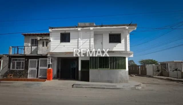 Excelente Casa de 2 Plantas con 2 Apartamentos en Venta en Valle Verde