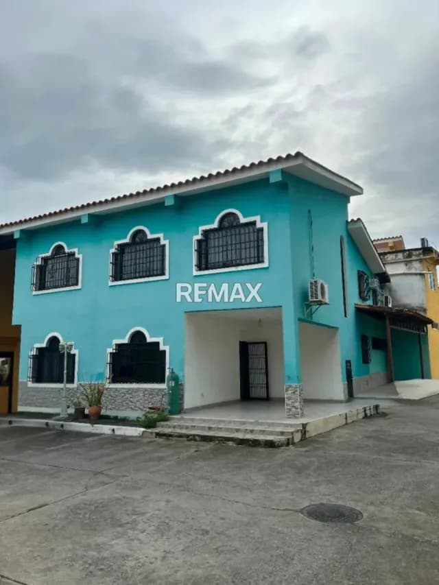 En Venta amplia casa de dos pisos en la Zona oeste en el Conjunto Residencial Villas Fuchal