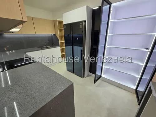 Espectacular Apartamento Totalmente Remodelado Con Acabados De Primera Sebucan 26-18424