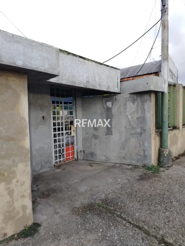 Ofrece en venta Casa con local comercial para venta de comida en la Perimetral Brisas del aeropuerto