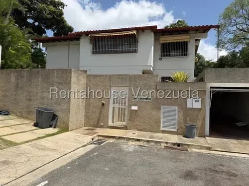 Hermosa Casa En Venta Ubicada En La Urbanización Santa Gertrudis Municipio Baruta Con Bello Parque Infantil Y Jardines. Ana Perez 26-22239