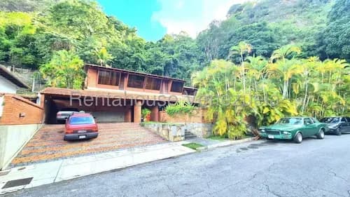 Espectacular Casa Con Hermoso Y Amplio Jardín Y Gran Terraza En Venta. Urb. Colinas De Los Ruices.