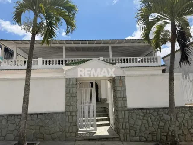 Casa en la Av Norte de Los Naranjos (Para remodelar)