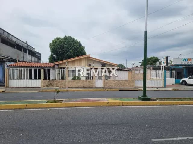 EN VENTA ESPACIOSA CASA CON LOCAL COMERCIAL EN EXCELENTE UBICACIÓN