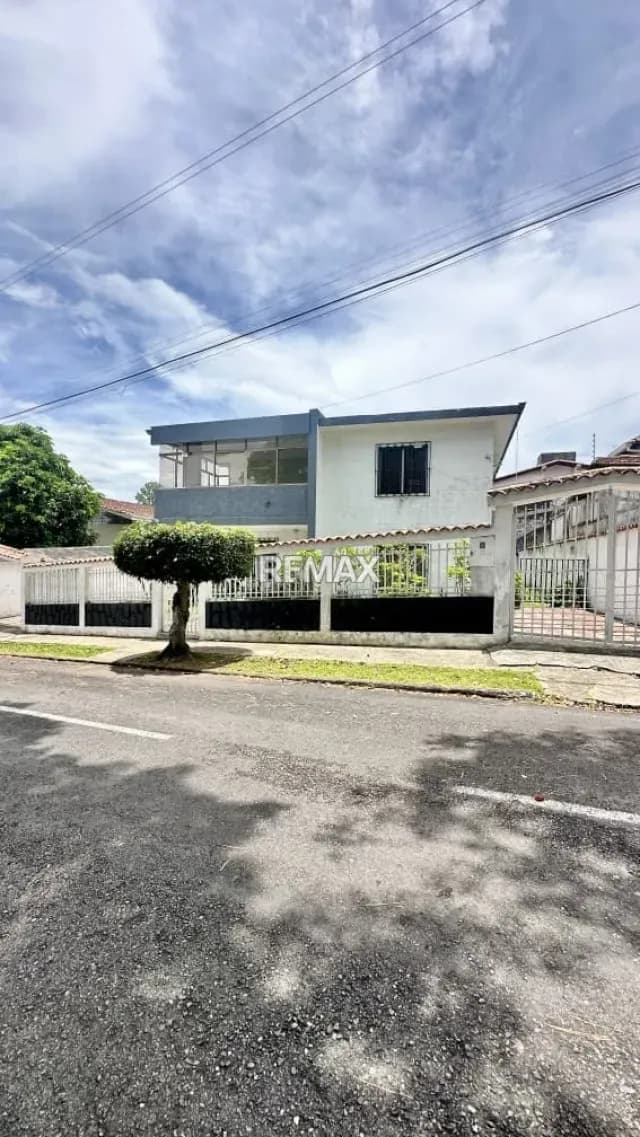 CASA ESPECTACULAR CON POTENCIAL RESIDENCIAL Y COMERCIAL EN URB. MÉRIDA