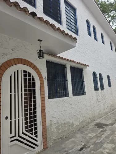 En Venta Apartoquinta Trigal Sur, 1 Planta 3 Habitaciones La Principal Con Baño. Otra Habitación De Servicio Con Baño. Sala, Cocina, Comedor, Balcón. Estudio. Área De Lavadero. Calle Cerrada. Clider