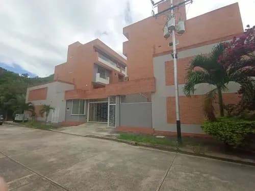 En Venta Amplio Townhouse En Obra Blanca Urb Mañongo Res Pie Monte, Excelente Ubicación Planta 100% 3 Niveles. Conjunto Cerrado