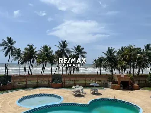 Remax Vende Amplio Townhouse De 144m2 En Bucaneros Con Salida A La Playa