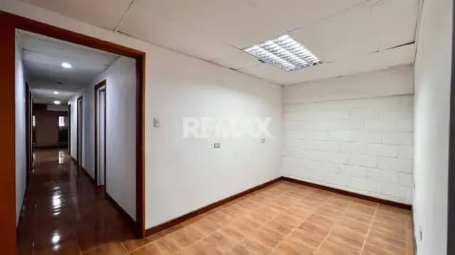 EN ALQUILER Local con recepción oficinas o consultorios