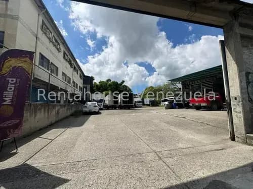 Venta De Extenso Terreno En La Macarena Norte / Gc