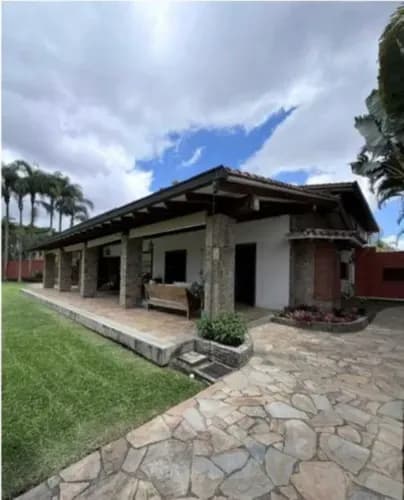 Venta De Casa Colonial De 2.100m2 En La Lagunita