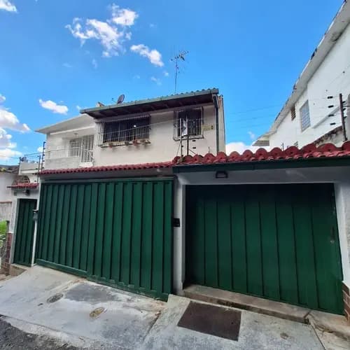 Vendo Quinta En Colinas De Los Chaguaramos. 450 Mts2. Anexo Incluido. Vista.