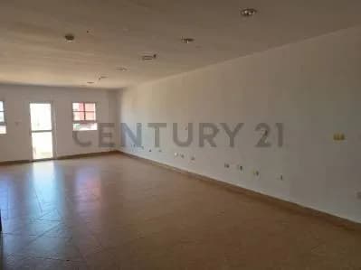 Exclusivo Local Comercial con Terraza en el Centro Comercial Puente Real