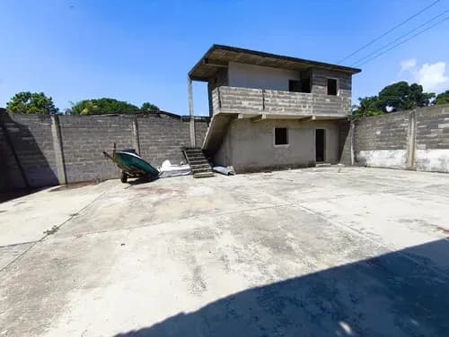Vendo Casa En Carenero, Obra Gris Bien Ubicada Y Con Gran Potencial