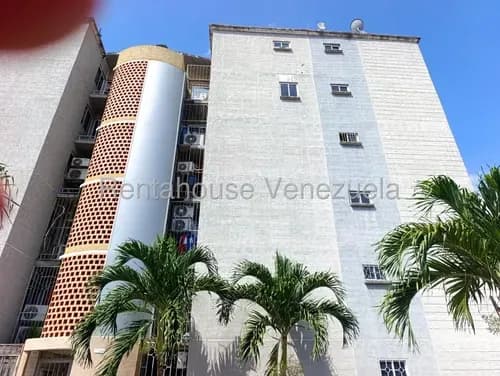Apartamento De 3 Habitaciones, 2 Baños Sala, Comedor,cocina Empotrada Y Equipada Un Puesto De Estacionamiento Techado, Vigilancia 24 Horas, Sector Cuenta Con Pozo De Agua. Inm 26-18764.solo Clientes