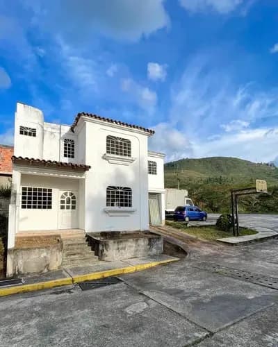 Casa Esquinera En Obra Blanca Polígono De Tiro. Ia