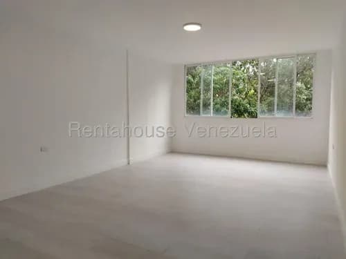 Lld/ En Alquiler Espaciosa Oficina De 108 M2, Con Una Ubicación Estratégica En La Urb. Altamira 26-21367