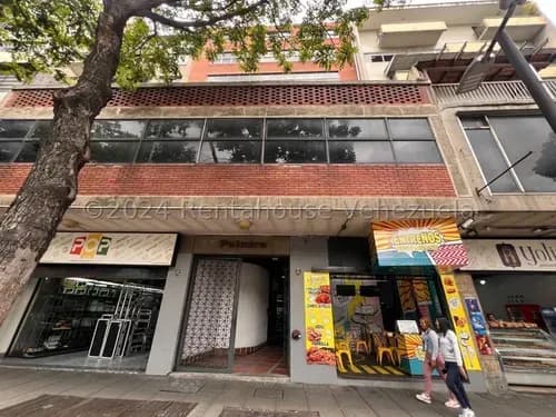 Nr / Si Estas En Búsqueda De Un Espacio Para Impulsar Tu Empresa, Esta Espaciosa Y Moderna Oficina Con Ubicación Estratégica En Chacao, Te Brinda El Entorno Perfecto., En Venta // Mls #26-14624