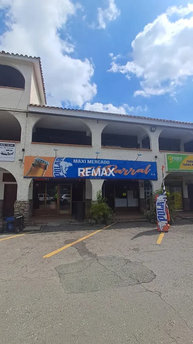 Vendo de oportunidad local en el cc el parral visita frontal