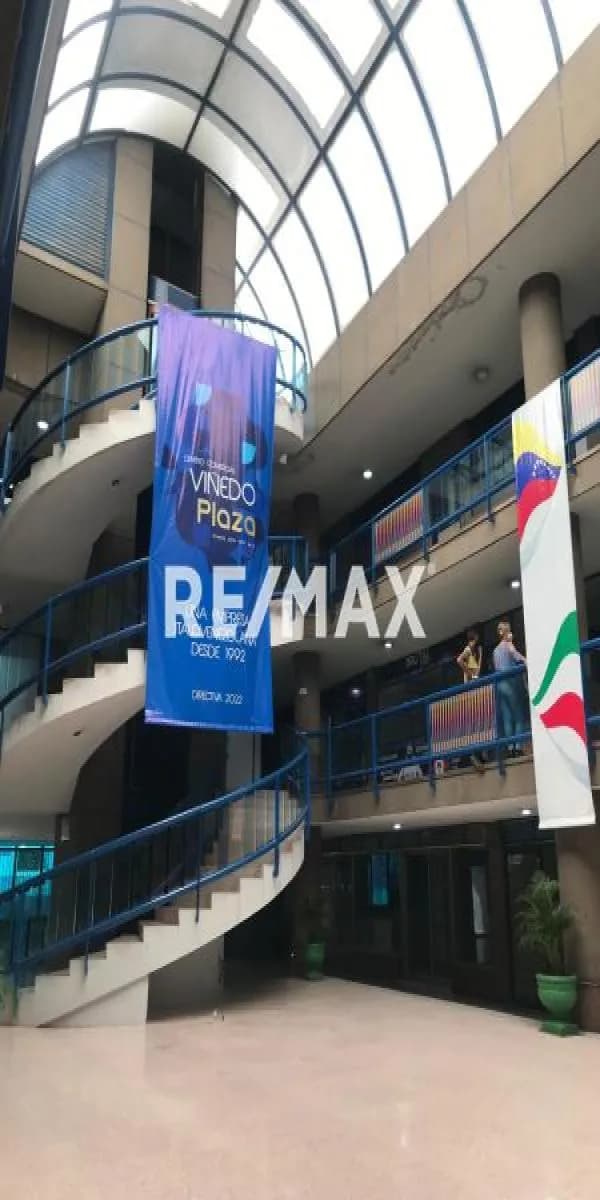 SE VENDE CENTRO COMERCIAL VIÑEDO PLAZA EN AV BOLÍVAR NORTE
