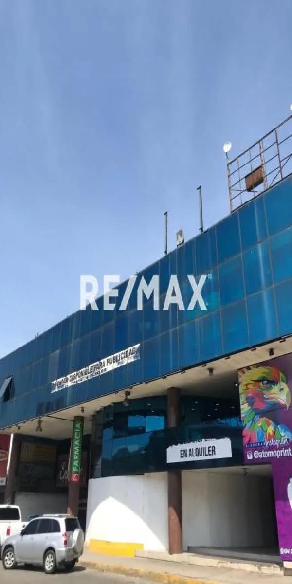 SE VENDE CENTRO COMERCIAL VIÑEDO PLAZA EN AV BOLÍVAR NORTE